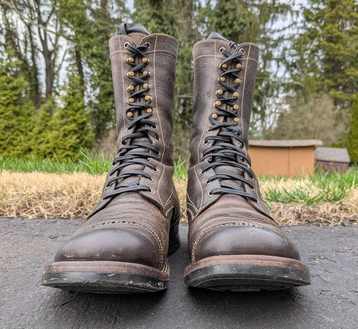 Photo by mari on April 1, 2026 of the Caswell Boot Company Caswell x Fortis Munson in Gallun Charcoal Teton Stag.