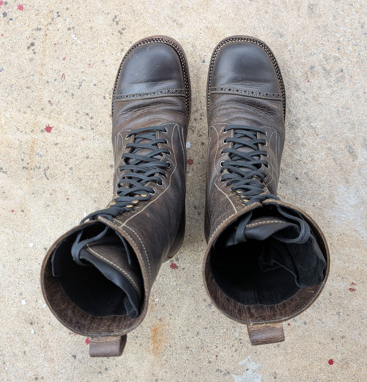 Photo by mari on April 1, 2026 of the Caswell Boot Company Caswell x Fortis Munson in Gallun Charcoal Teton Stag.