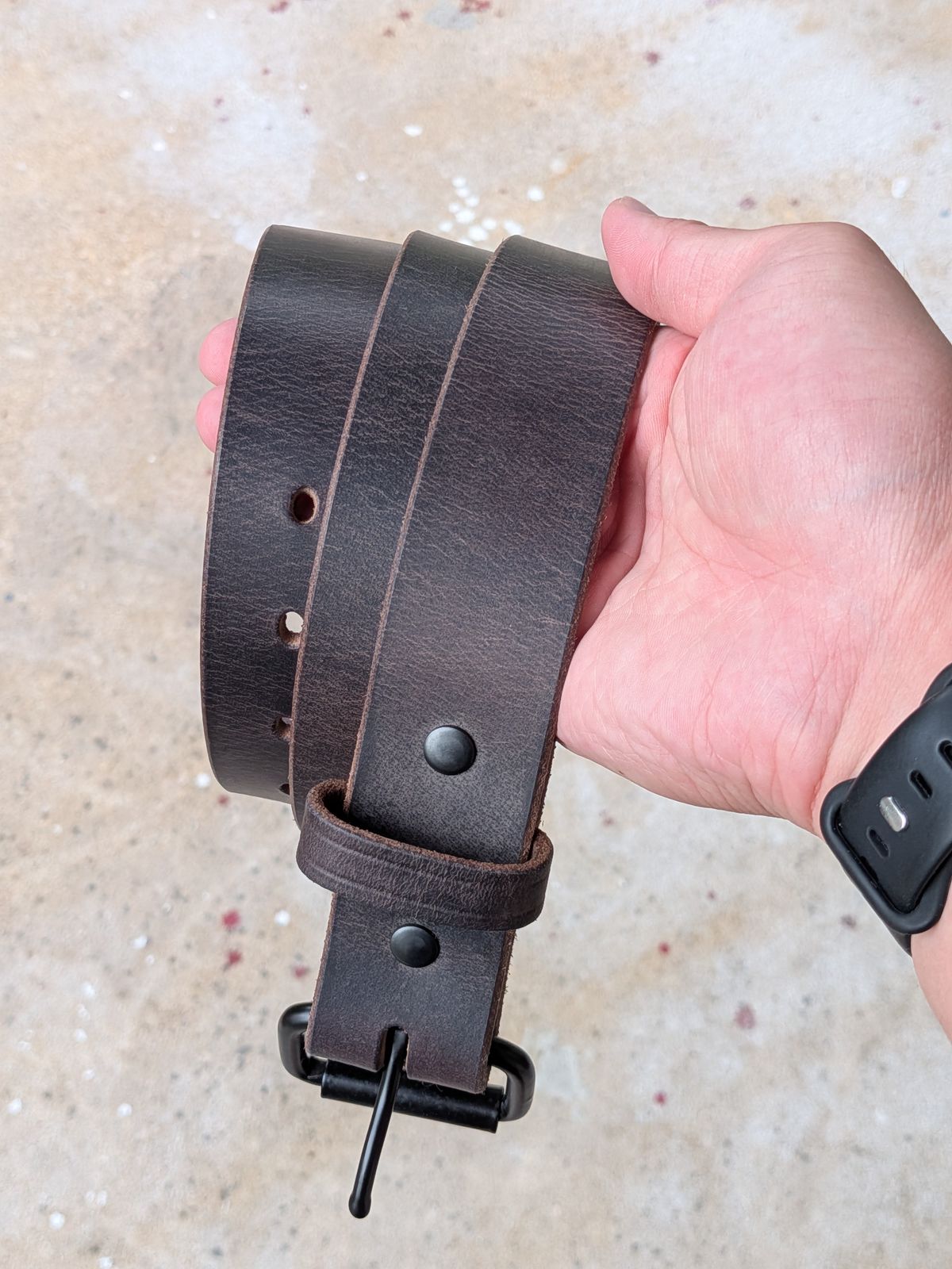 Photo by mari on September 30, 2025 of the Hank's Belts The Glacier Grey Retro Style in Crazy Horse Buffalo Grey Water Buffalo.