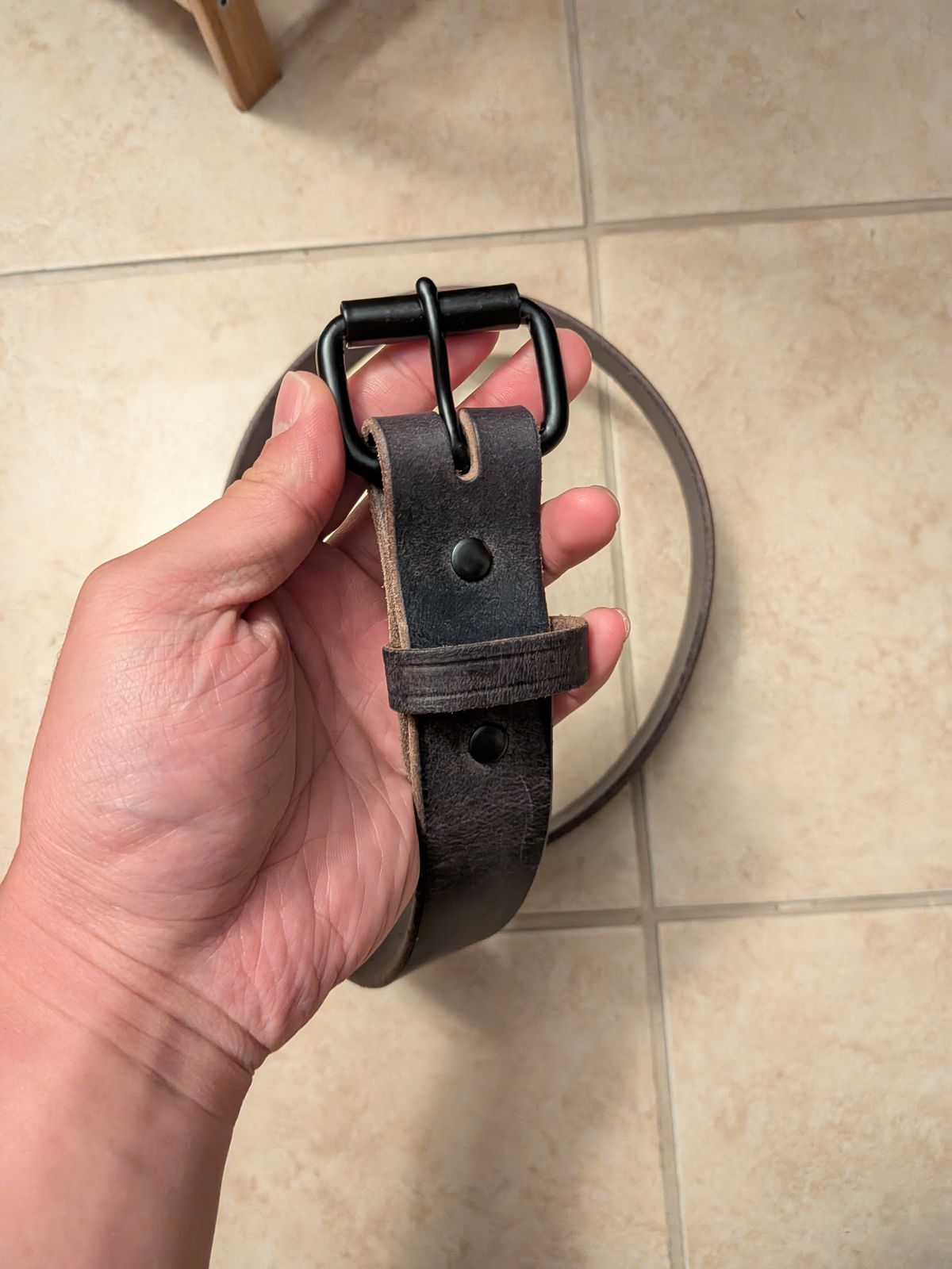Photo by mari on October 1, 2025 of the Hank's Belts The Glacier Grey Retro Style in Crazy Horse Buffalo Grey Water Buffalo.