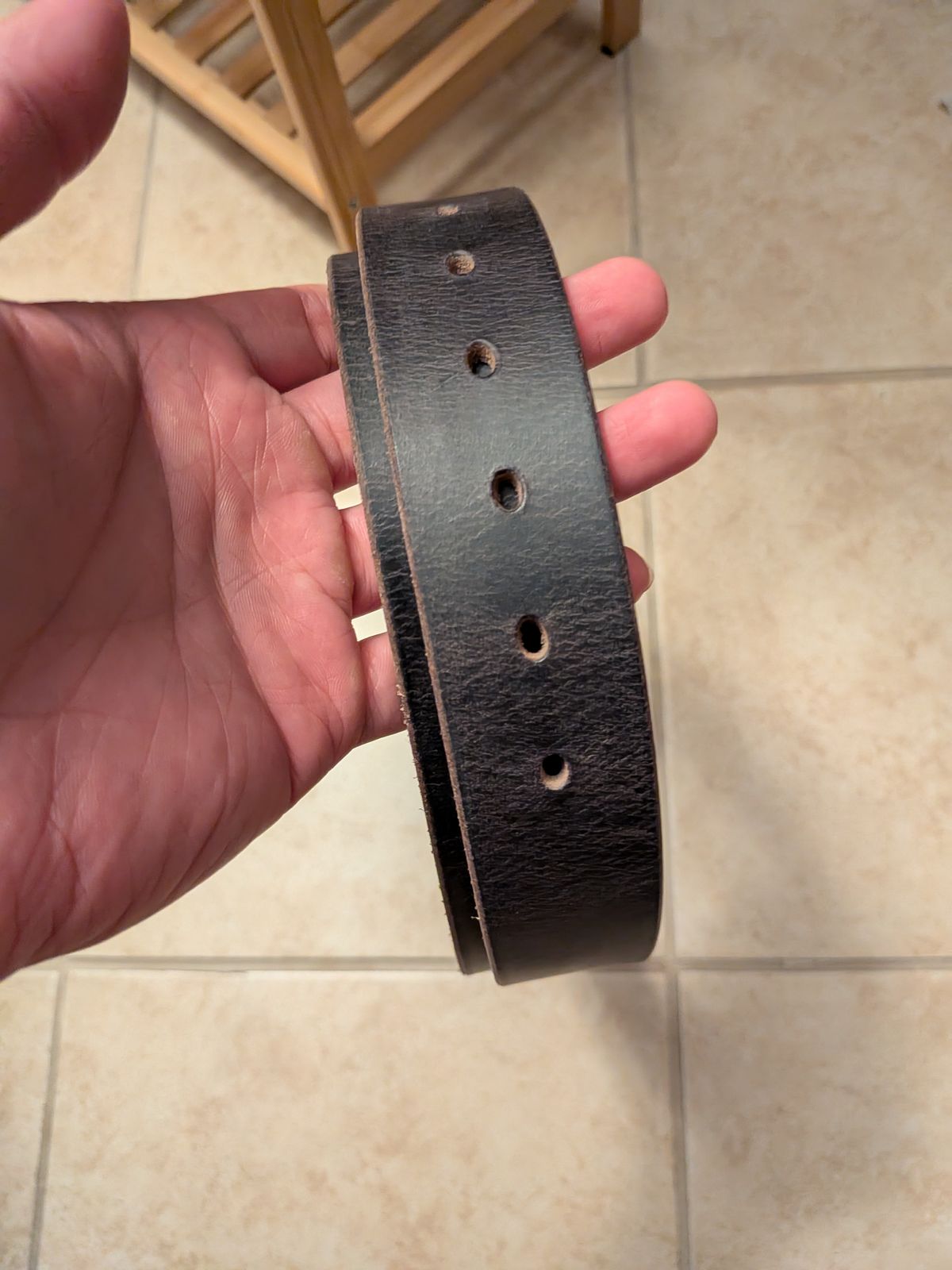 Photo by mari on October 1, 2025 of the Hank's Belts The Glacier Grey Retro Style in Crazy Horse Buffalo Grey Water Buffalo.