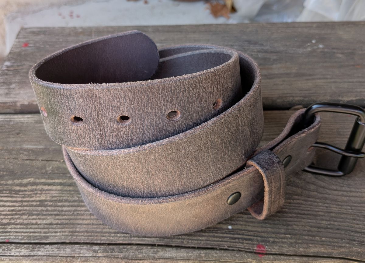 Photo by mari on November 1, 2025 of the Hank's Belts The Glacier Grey Retro Style in Crazy Horse Buffalo Grey Water Buffalo.