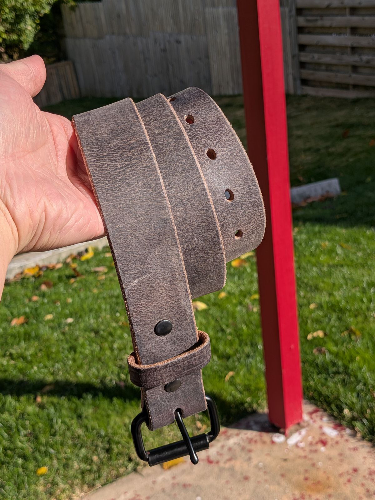 Photo by mari on November 1, 2025 of the Hank's Belts The Glacier Grey Retro Style in Crazy Horse Buffalo Grey Water Buffalo.