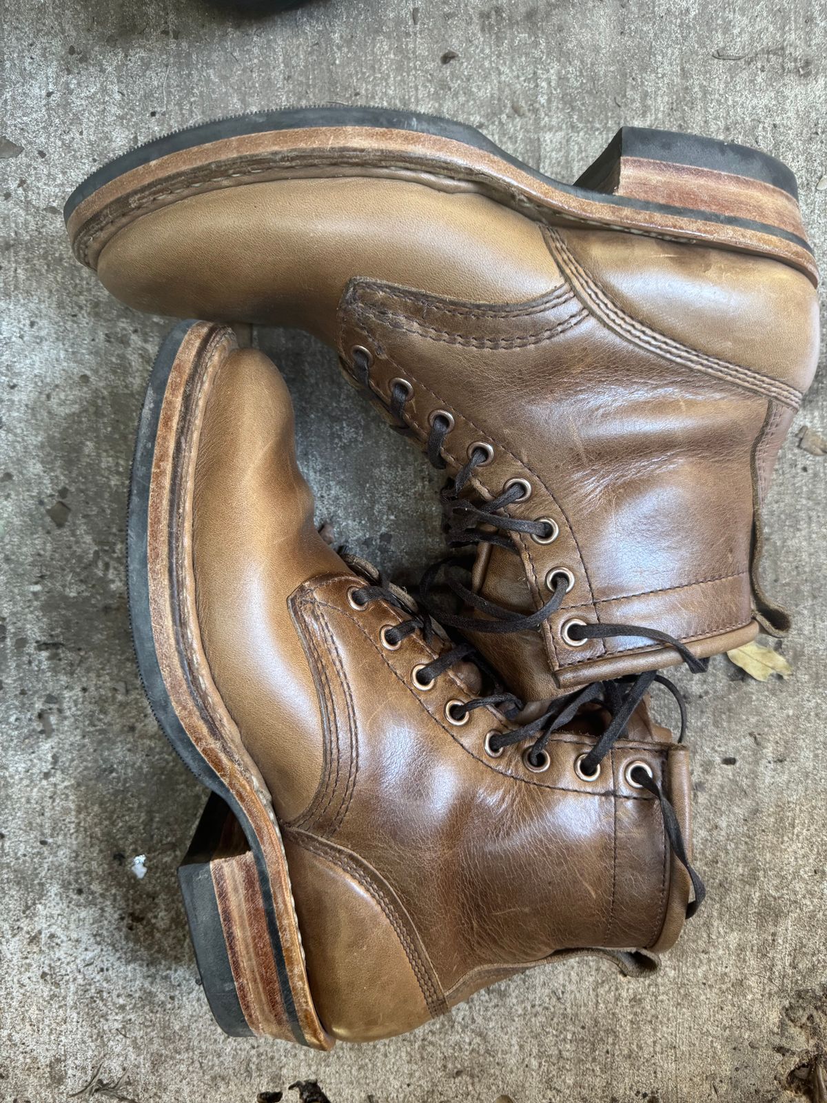 Photo by freezingbear83 on November 5, 2025 of the White's Bounty Hunter in Horween Natural Chromexcel.