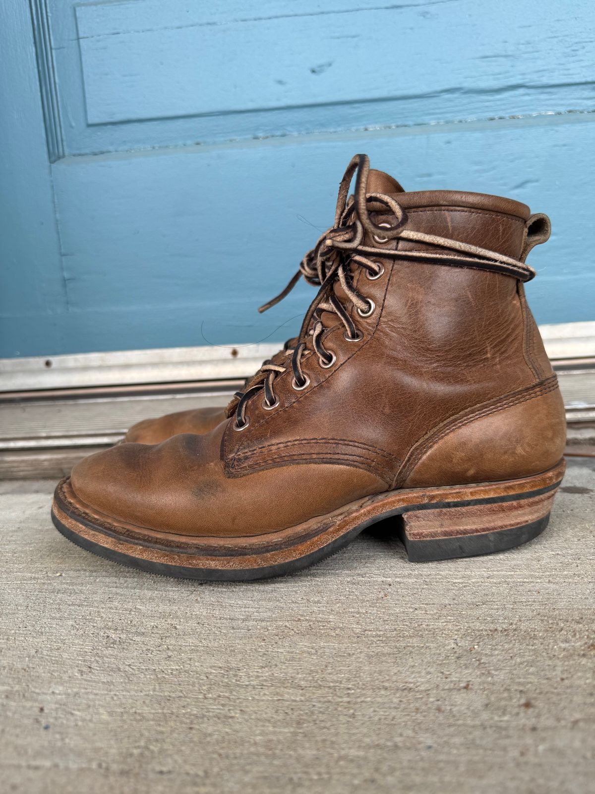 Photo by freezingbear83 on March 1, 2026 of the White's Bounty Hunter in Horween Natural Chromexcel.