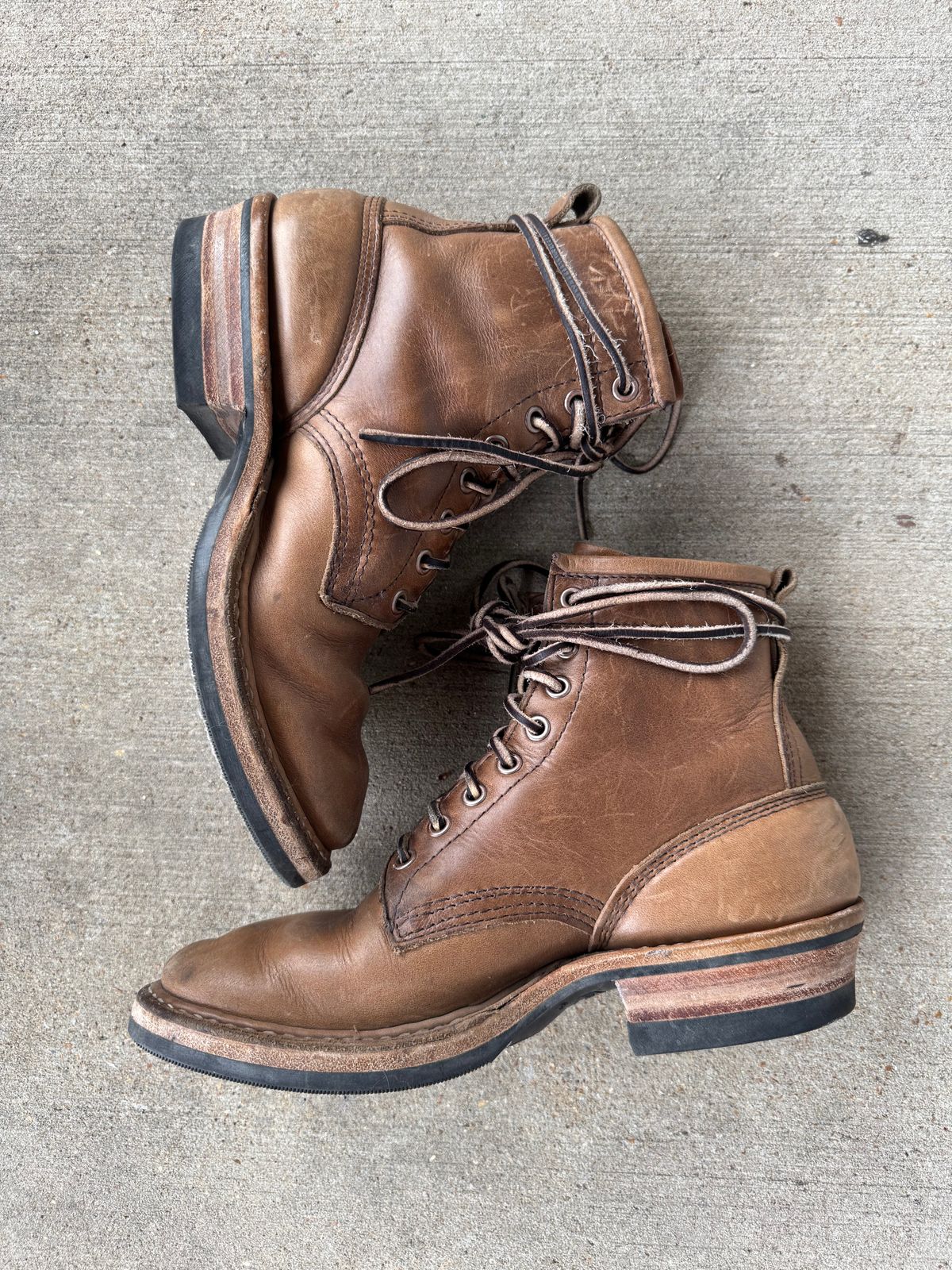 Photo by freezingbear83 on March 1, 2026 of the White's Bounty Hunter in Horween Natural Chromexcel.