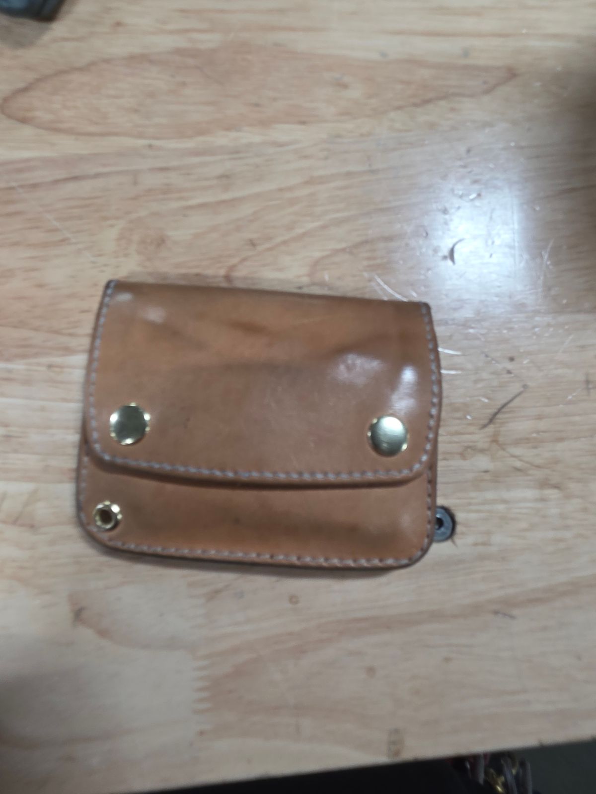 Photo by zestyclosemedicine on December 19, 2025 of the Nicks Mini Trucker Wallet in Wickett & Craig Natural Skirting.