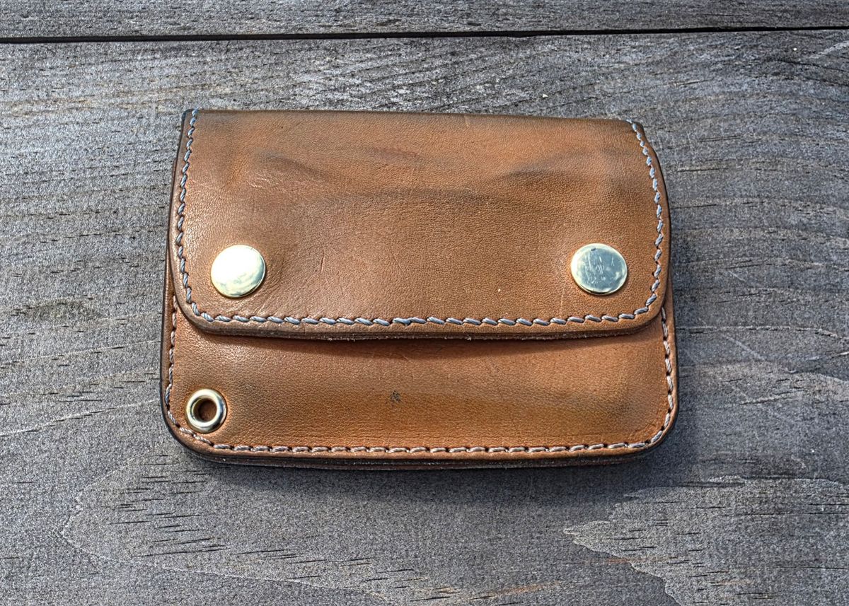 Photo by zestyclosemedicine on March 5, 2026 of the Nicks Mini Trucker Wallet in Wickett & Craig Natural Skirting.