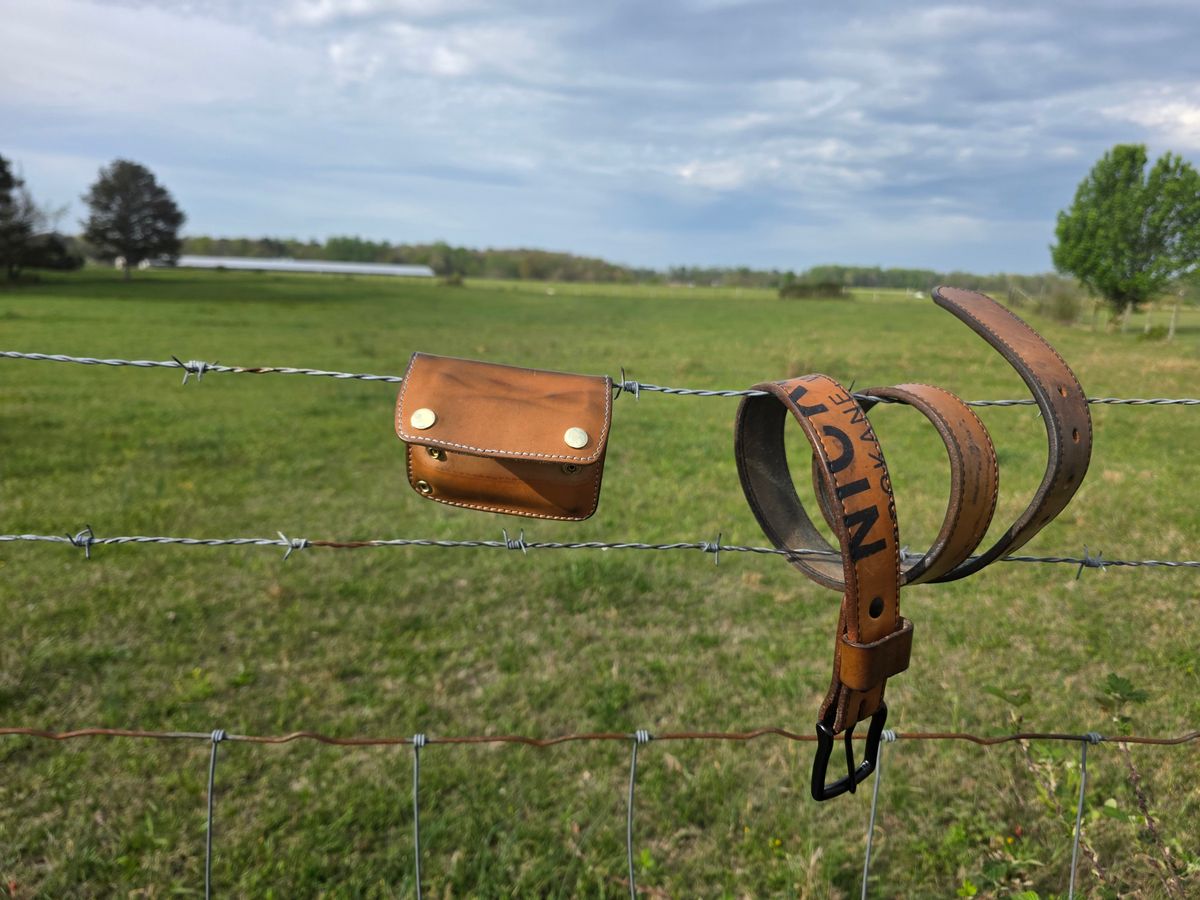 Photo by zestyclosemedicine on April 3, 2026 of the Nicks Mini Trucker Wallet in Wickett & Craig Natural Skirting.