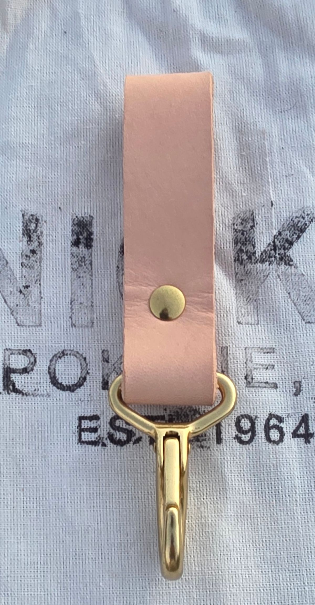 Photo by zestyclosemedicine on October 1, 2025 of the Self-Made Key Clip For Belt in Wickett & Craig Natural Veg Tan.