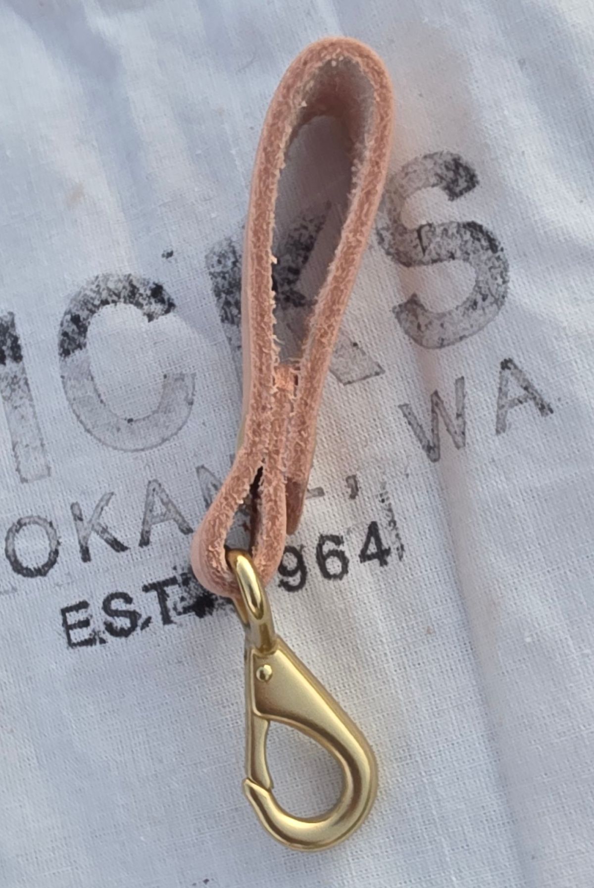 Photo by zestyclosemedicine on October 1, 2025 of the Self-Made Key Clip For Belt in Wickett & Craig Natural Veg Tan.