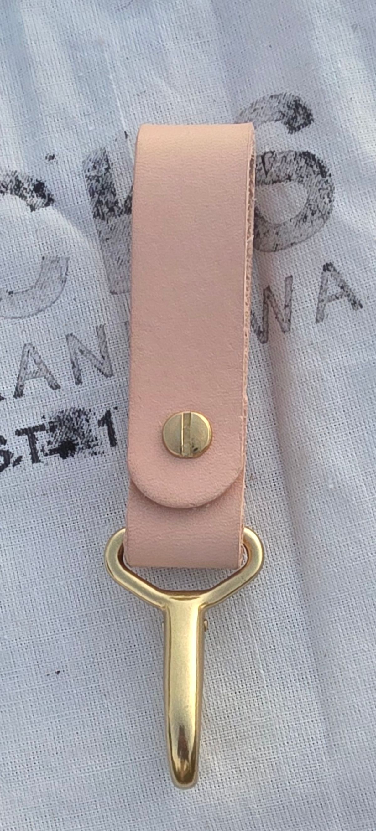 Photo by zestyclosemedicine on October 1, 2025 of the Self-Made Key Clip For Belt in Wickett & Craig Natural Veg Tan.