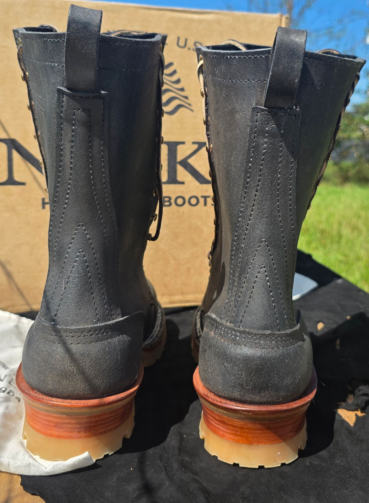Photo by zestyclosemedicine on October 4, 2025 of the Nicks Nicks / BuilderPro HD in Nick's / Seidel 1964 Ash Grey Waxed Rough Out.