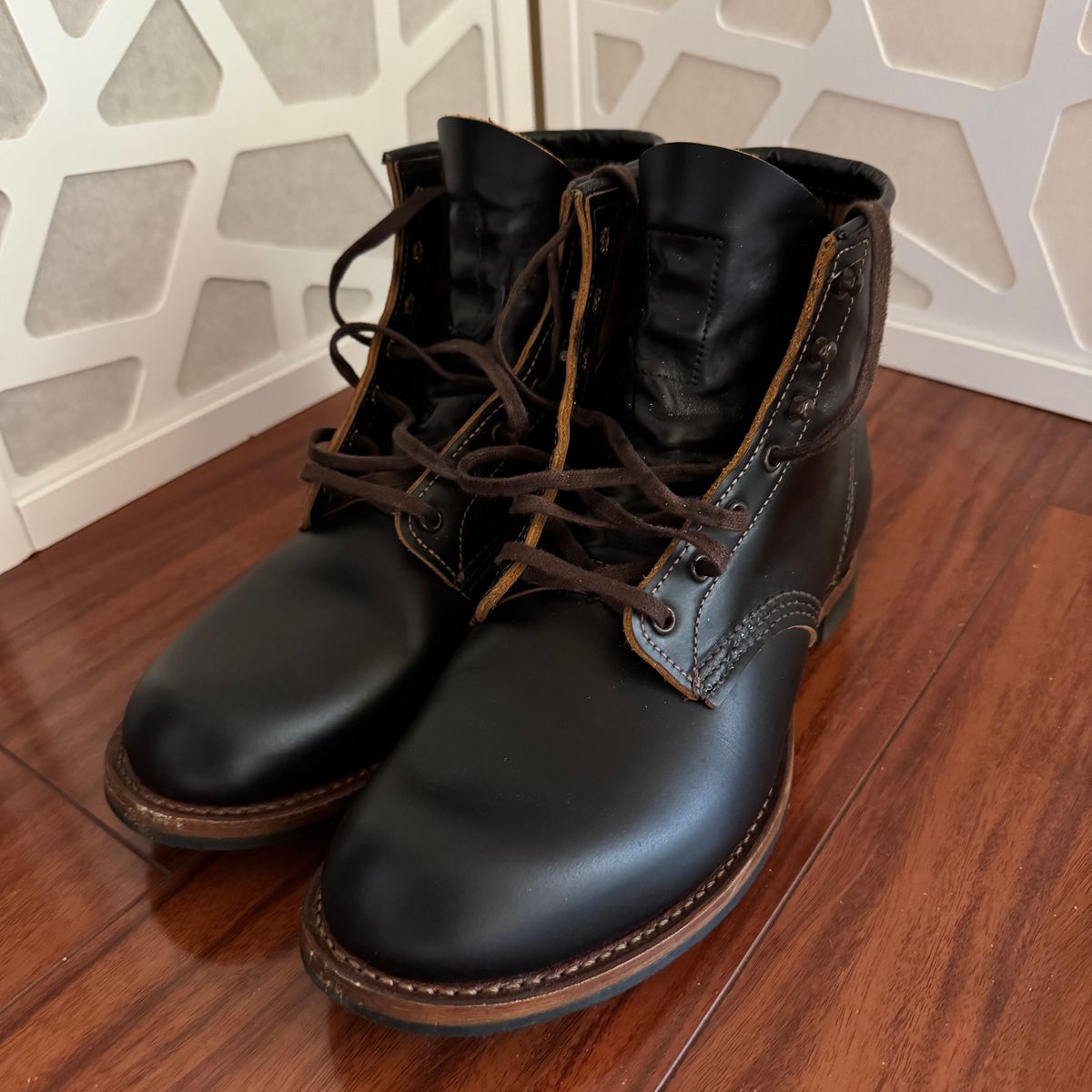 Photo by drmiles on January 31, 2025 of the Red Wing Beckman Flatbox in S.B. Foot Black Klondike.