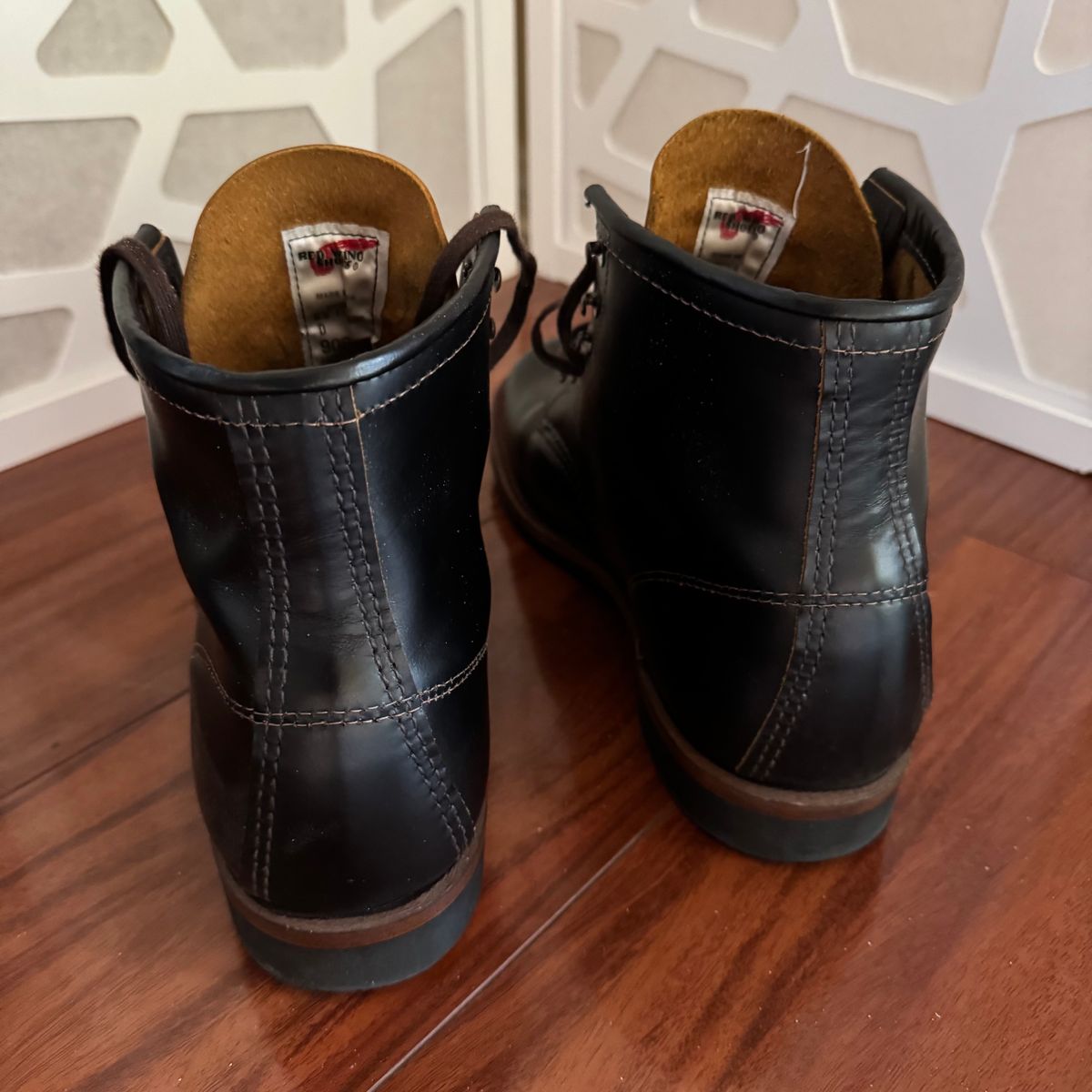 Photo by drmiles on January 31, 2025 of the Red Wing Beckman Flatbox in S.B. Foot Black Klondike.