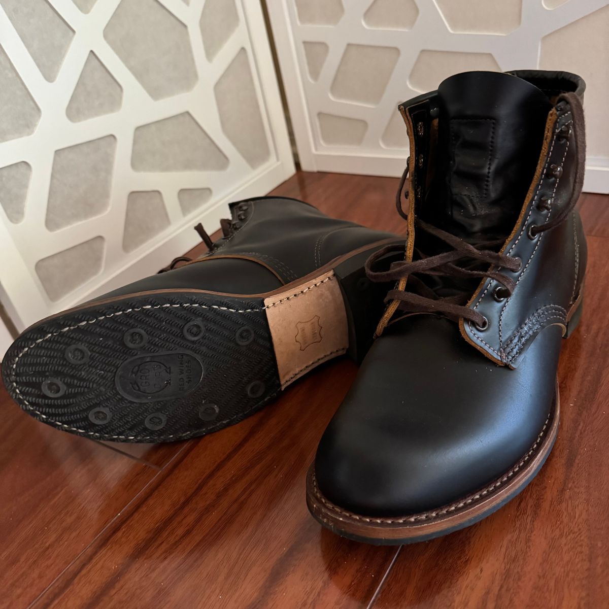 Photo by drmiles on January 31, 2025 of the Red Wing Beckman Flatbox in S.B. Foot Black Klondike.