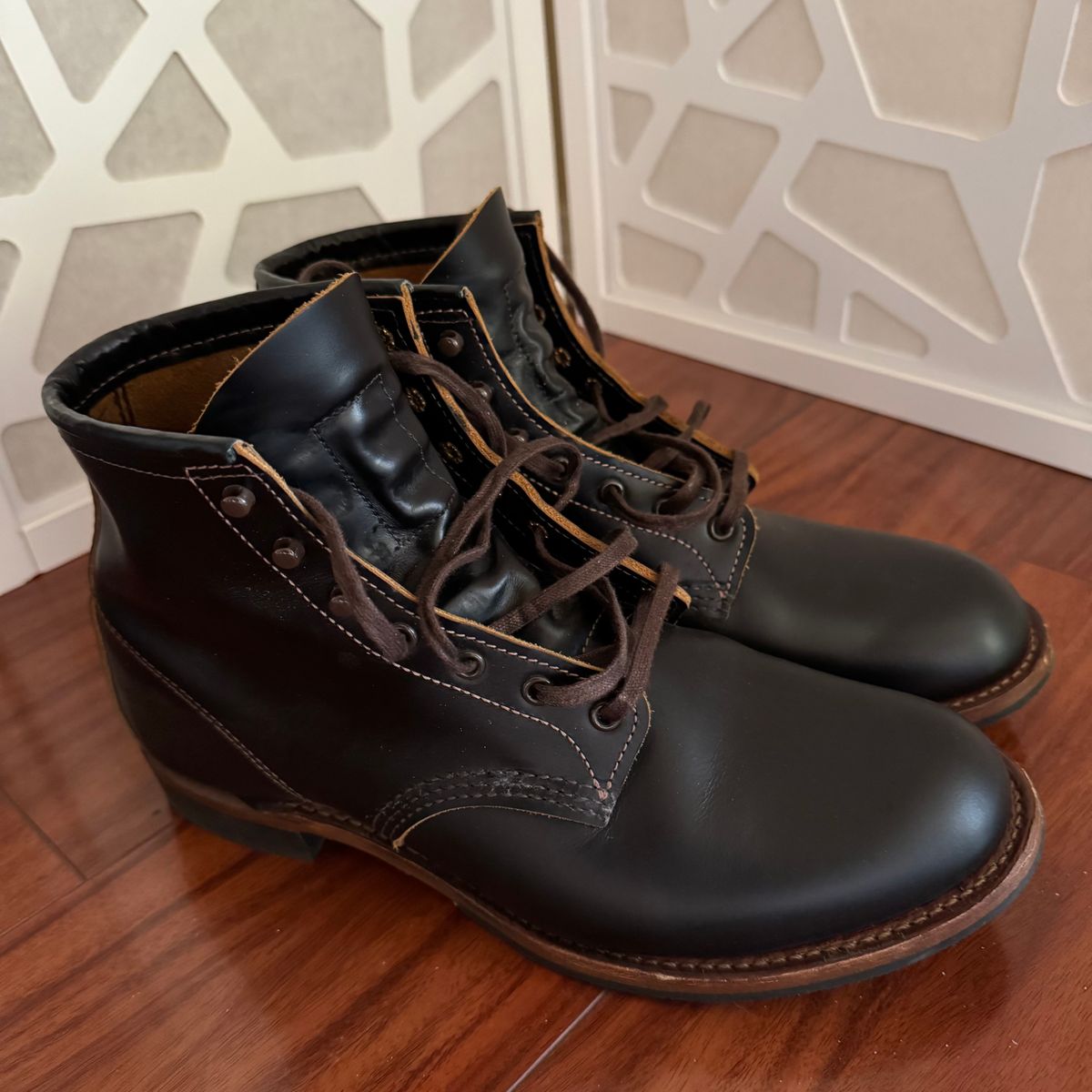 Photo by drmiles on January 31, 2025 of the Red Wing Beckman Flatbox in S.B. Foot Black Klondike.