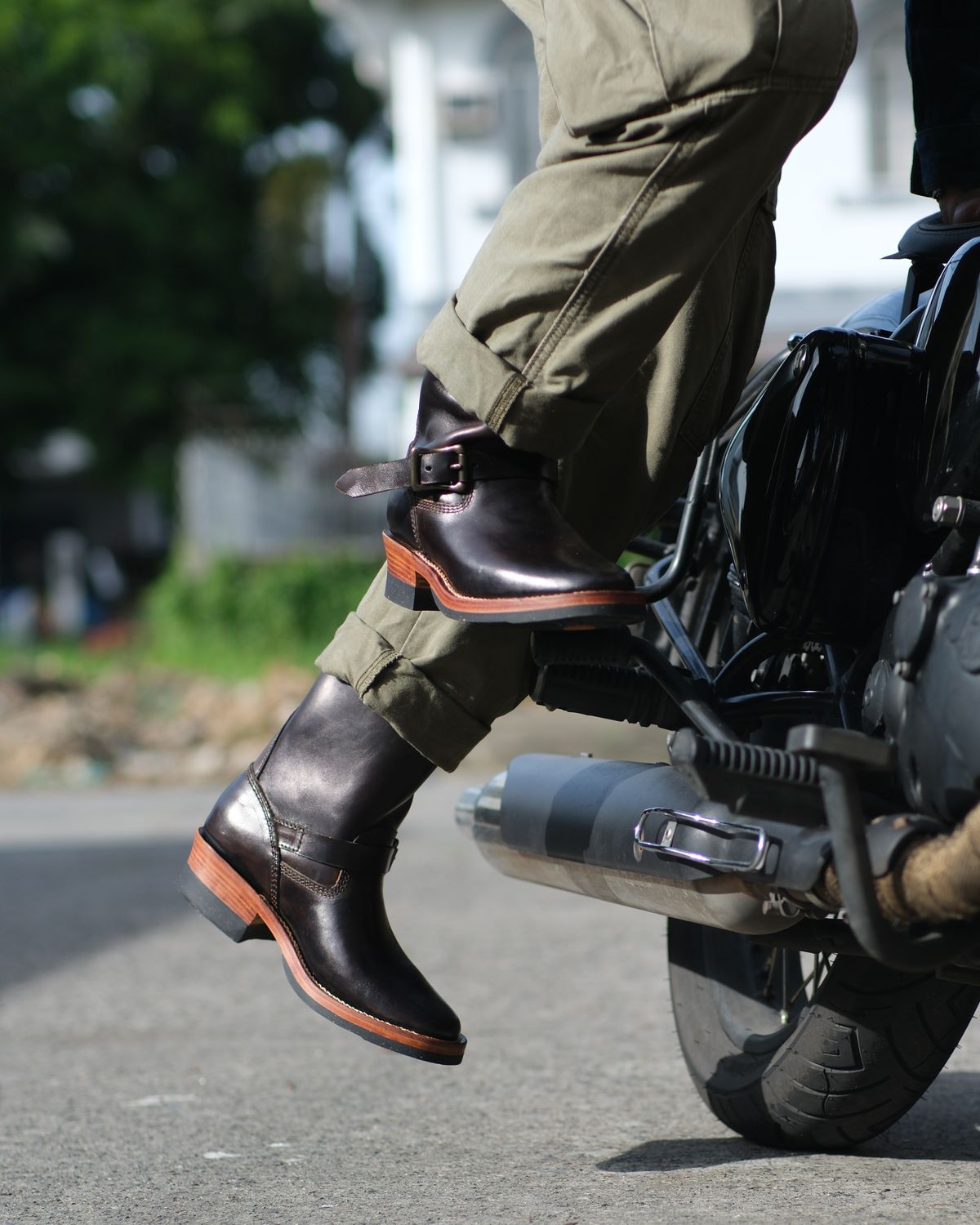 Photo by badbudz on October 1, 2025 of the Willie's Handmade Boots Engineer in Maryam Toscanello Horsebutt Overdyed Black.