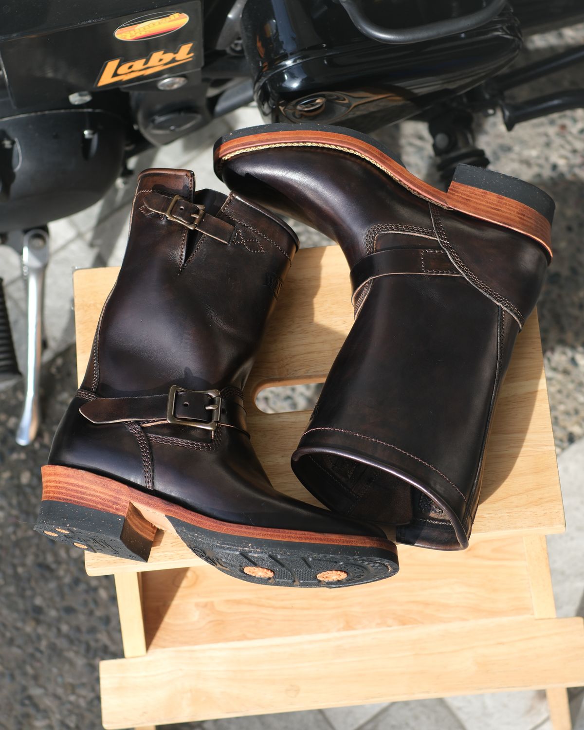 Photo by badbudz on October 1, 2025 of the Willie's Handmade Boots Engineer in Maryam Toscanello Horsebutt Overdyed Black.
