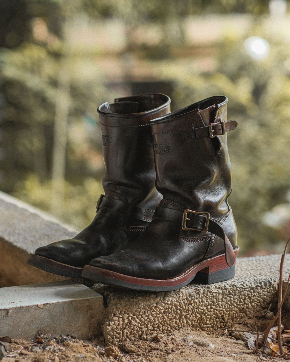 Photo by badbudz on December 3, 2025 of the Willie's Handmade Boots Engineer in Maryam Toscanello Horsebutt Overdyed Black.