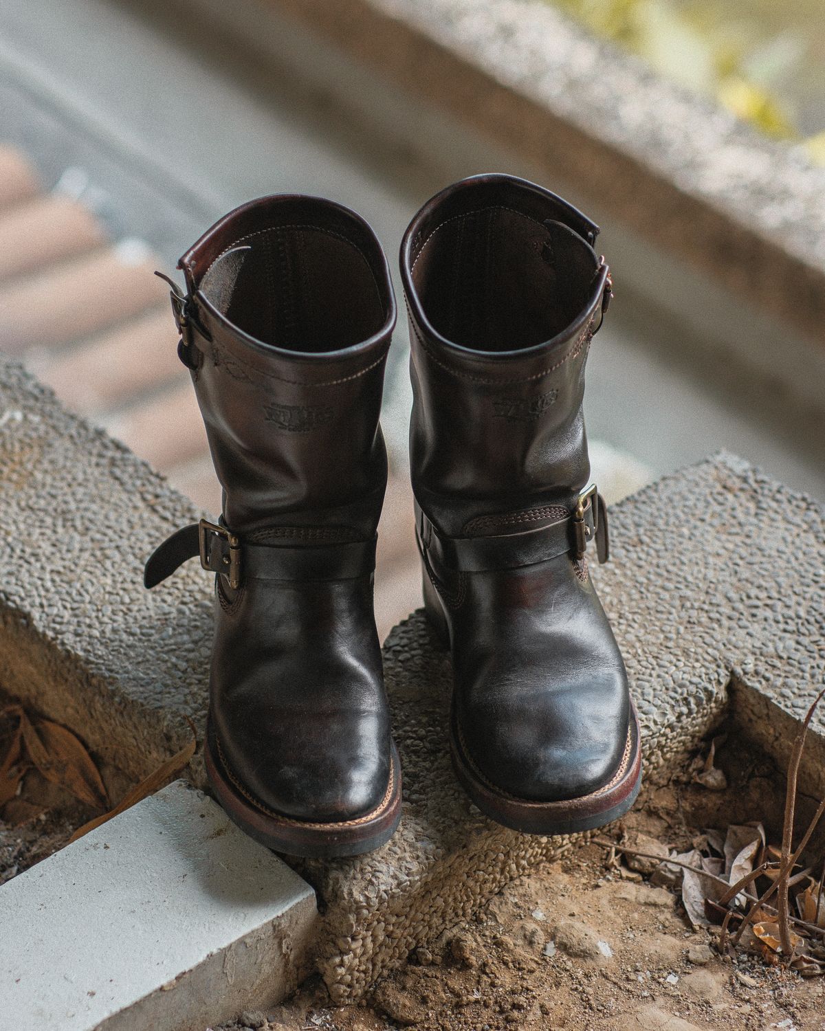 Photo by badbudz on December 3, 2025 of the Willie's Handmade Boots Engineer in Maryam Toscanello Horsebutt Overdyed Black.