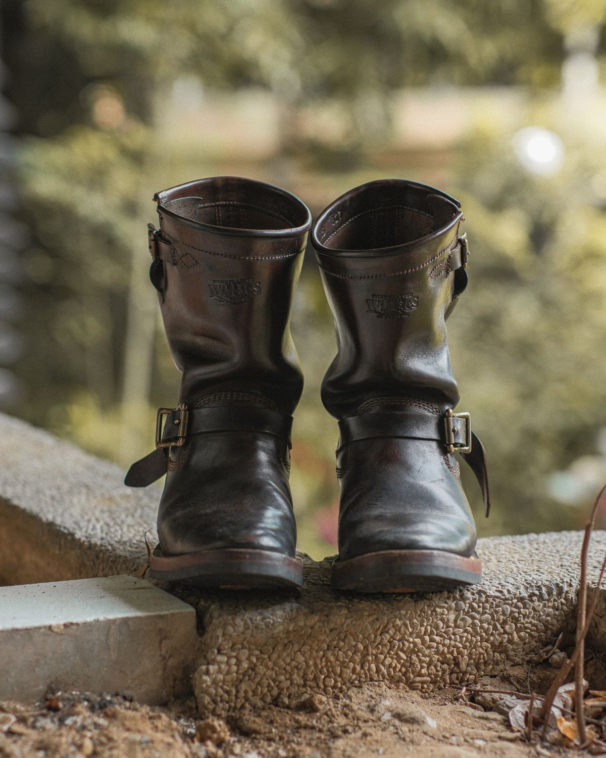 Photo by badbudz on December 3, 2025 of the Willie's Handmade Boots Engineer in Maryam Toscanello Horsebutt Overdyed Black.