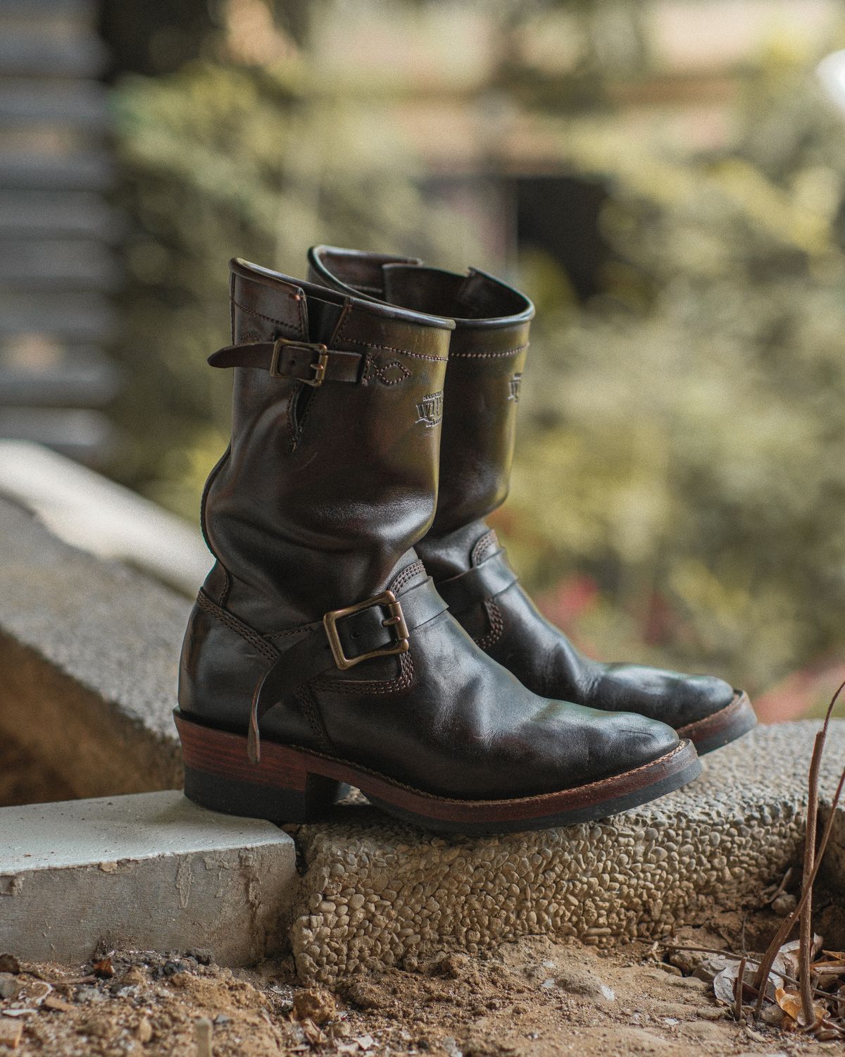 Photo by badbudz on December 3, 2025 of the Willie's Handmade Boots Engineer in Maryam Toscanello Horsebutt Overdyed Black.