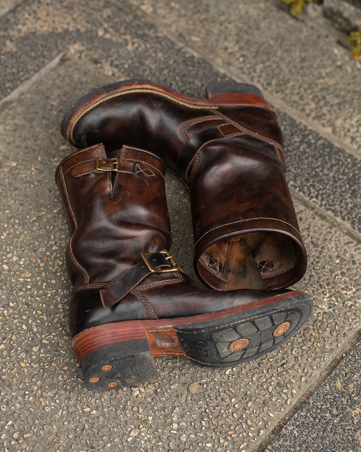 Photo by badbudz on January 3, 2026 of the Willie's Handmade Boots Engineer in Maryam Toscanello Horsebutt Overdyed Black.