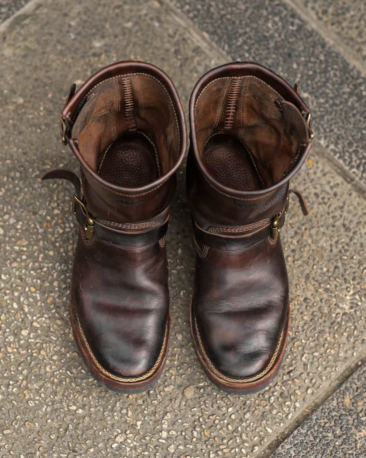 Photo by badbudz on January 3, 2026 of the Willie's Handmade Boots Engineer in Maryam Toscanello Horsebutt Overdyed Black.