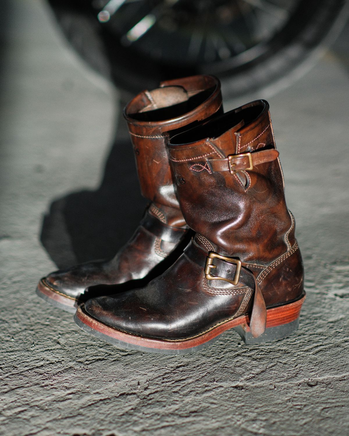 Photo by badbudz on February 3, 2026 of the Willie's Handmade Boots Engineer in Maryam Toscanello Horsebutt Overdyed Black.