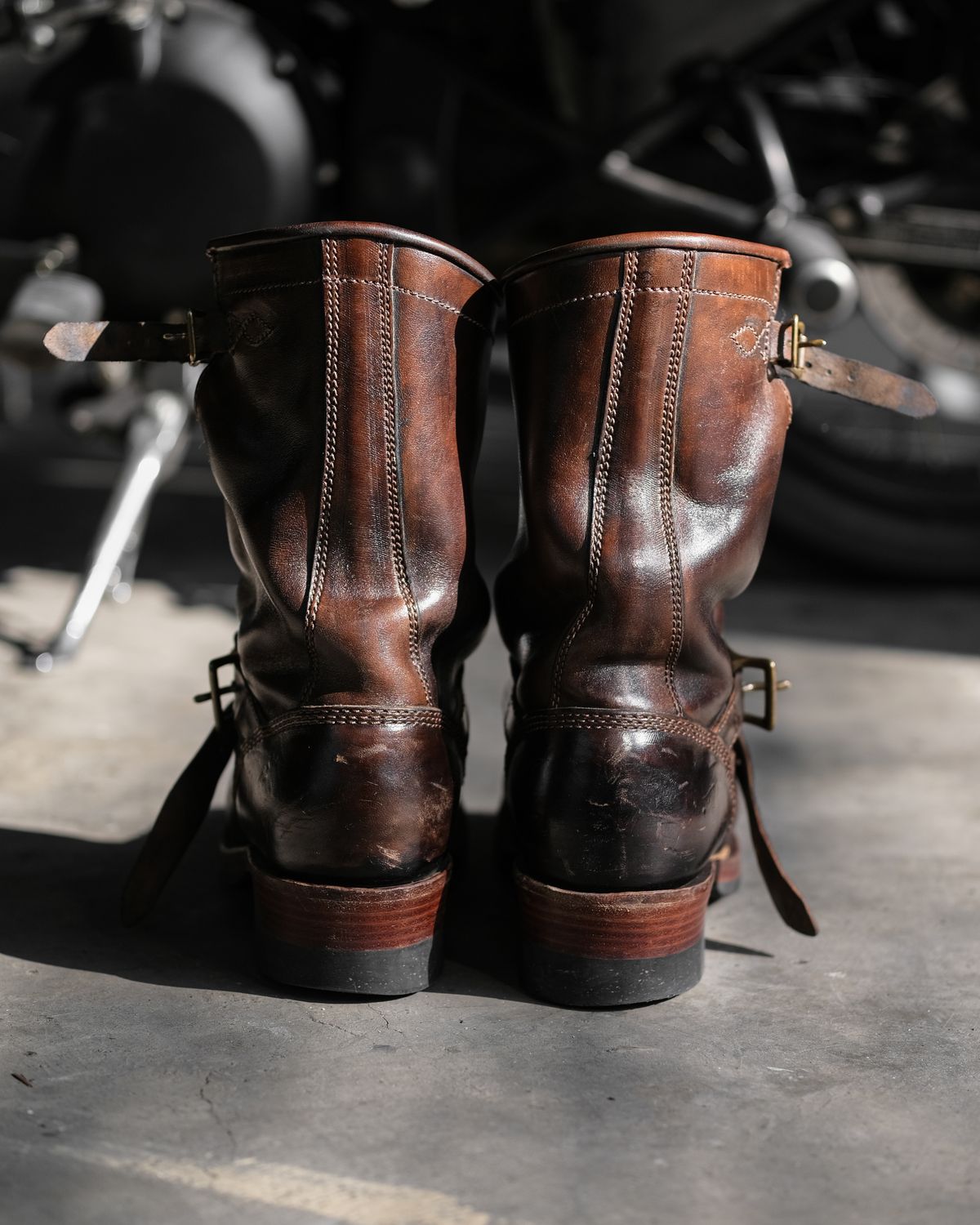 Photo by badbudz on March 3, 2026 of the Willie's Handmade Boots Engineer in Maryam Toscanello Horsebutt Overdyed Black.