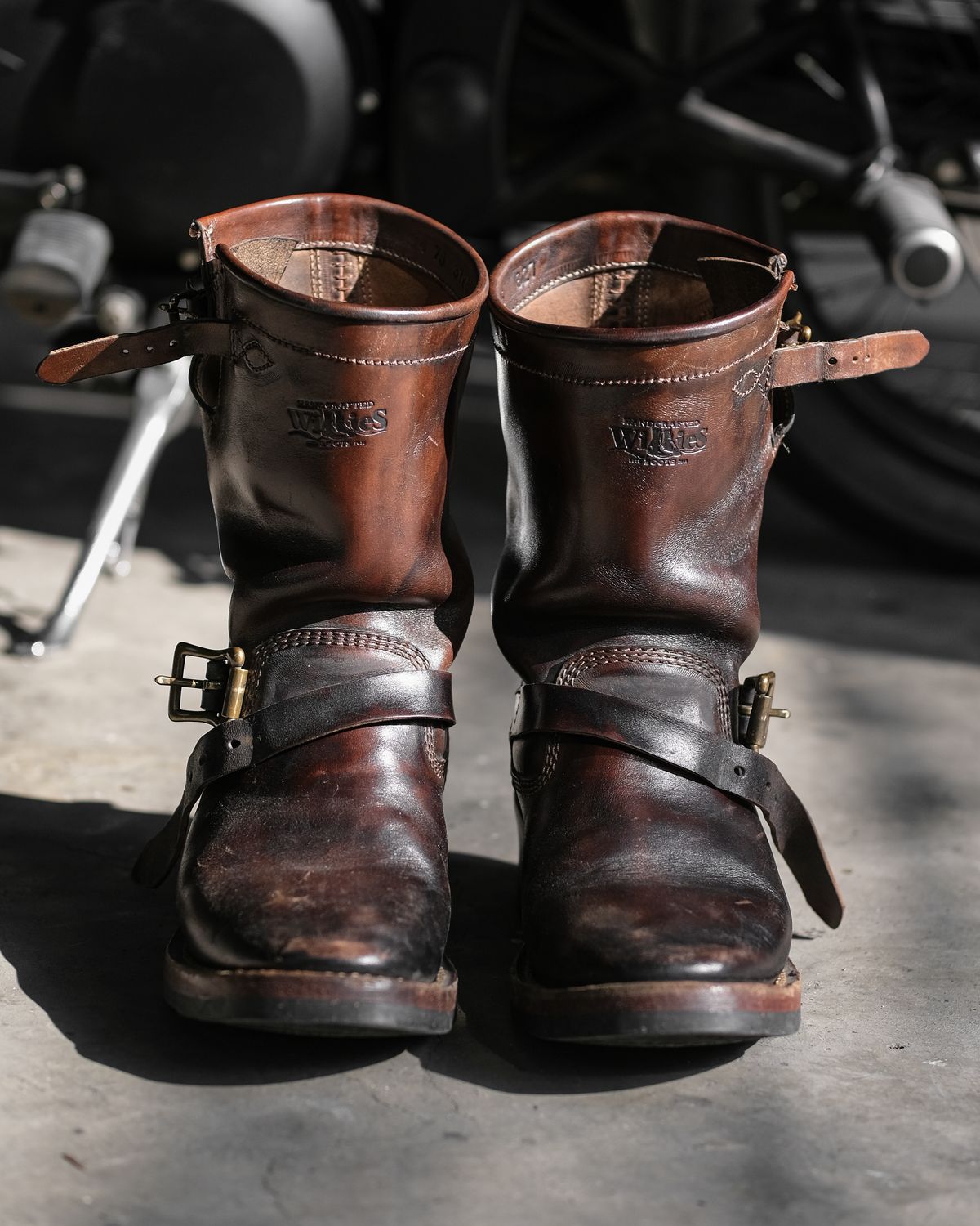 Photo by badbudz on March 3, 2026 of the Willie's Handmade Boots Engineer in Maryam Toscanello Horsebutt Overdyed Black.