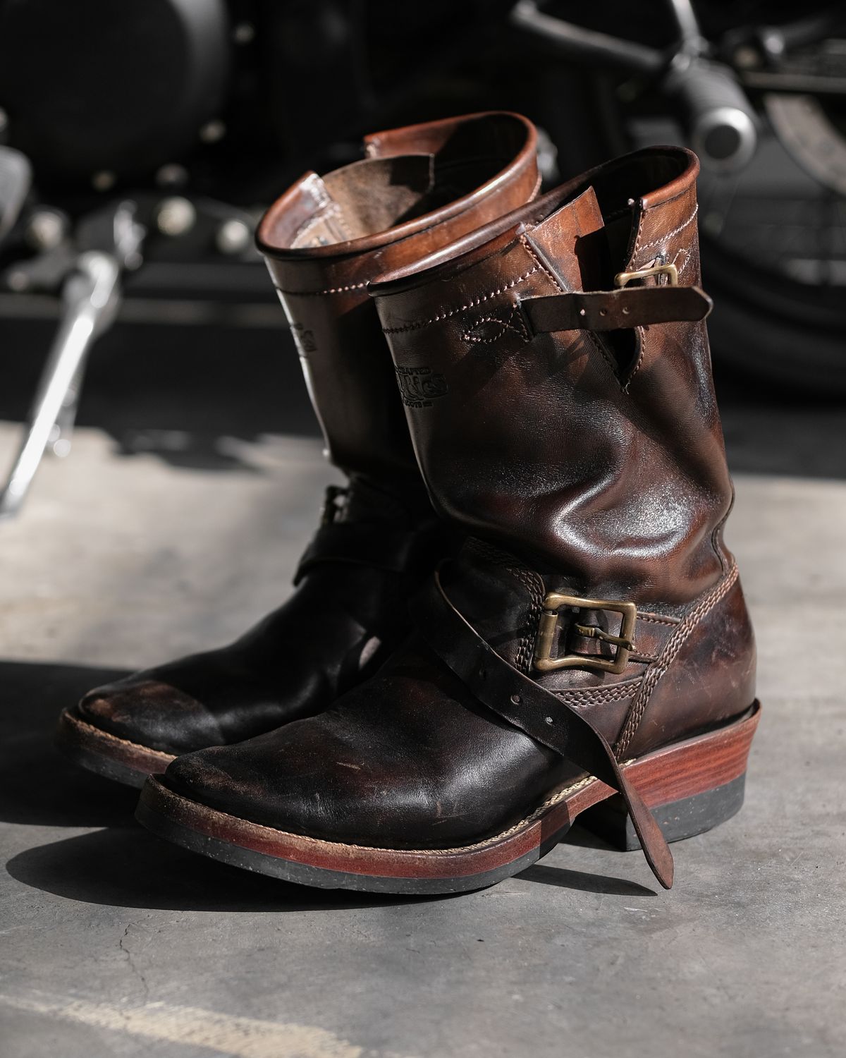 Photo by badbudz on March 3, 2026 of the Willie's Handmade Boots Engineer in Maryam Toscanello Horsebutt Overdyed Black.