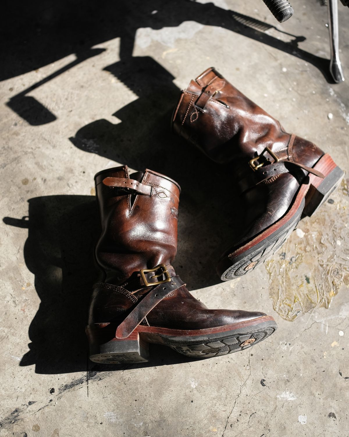 Photo by badbudz on March 3, 2026 of the Willie's Handmade Boots Engineer in Maryam Toscanello Horsebutt Overdyed Black.