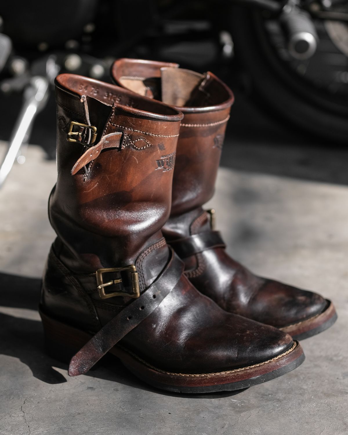 Photo by badbudz on March 3, 2026 of the Willie's Handmade Boots Engineer in Maryam Toscanello Horsebutt Overdyed Black.