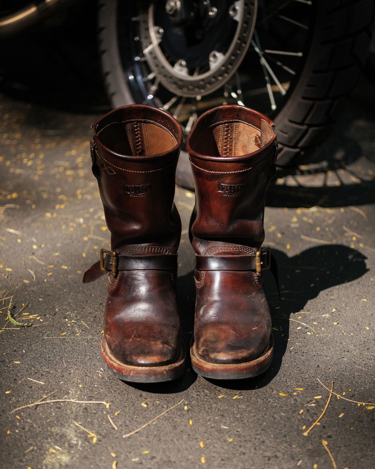 Photo by badbudz on April 5, 2026 of the Willie's Handmade Boots Engineer in Maryam Toscanello Horsebutt Overdyed Black.