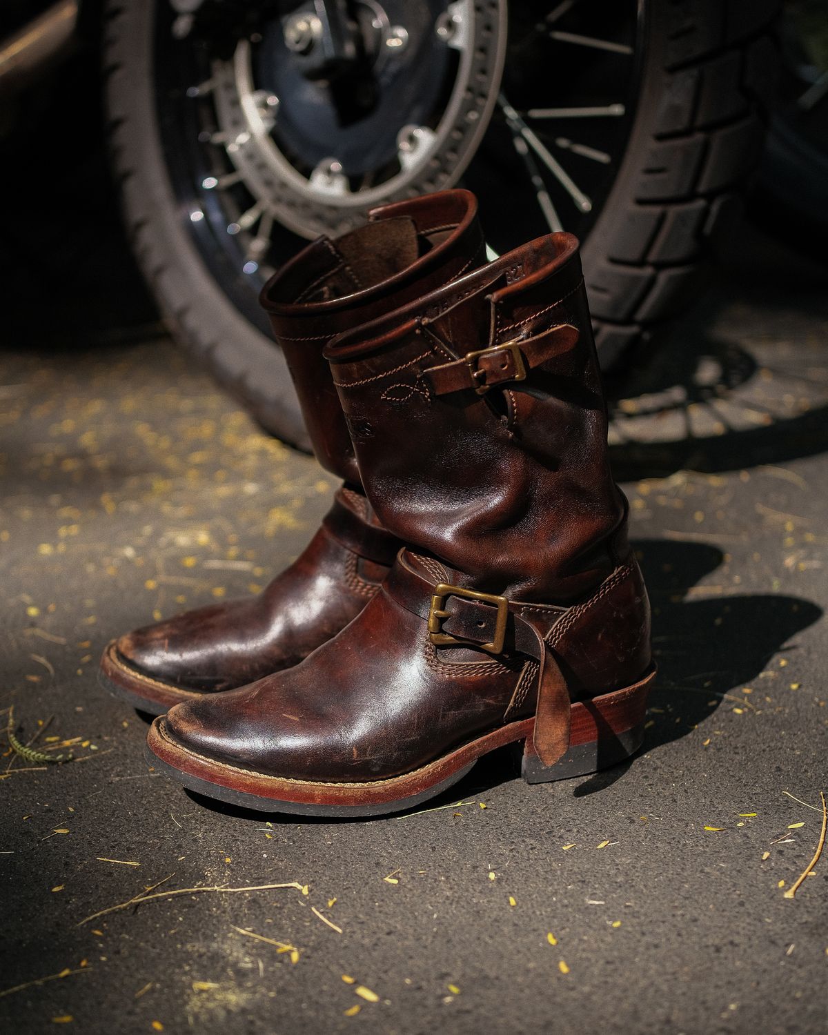 Photo by badbudz on April 5, 2026 of the Willie's Handmade Boots Engineer in Maryam Toscanello Horsebutt Overdyed Black.