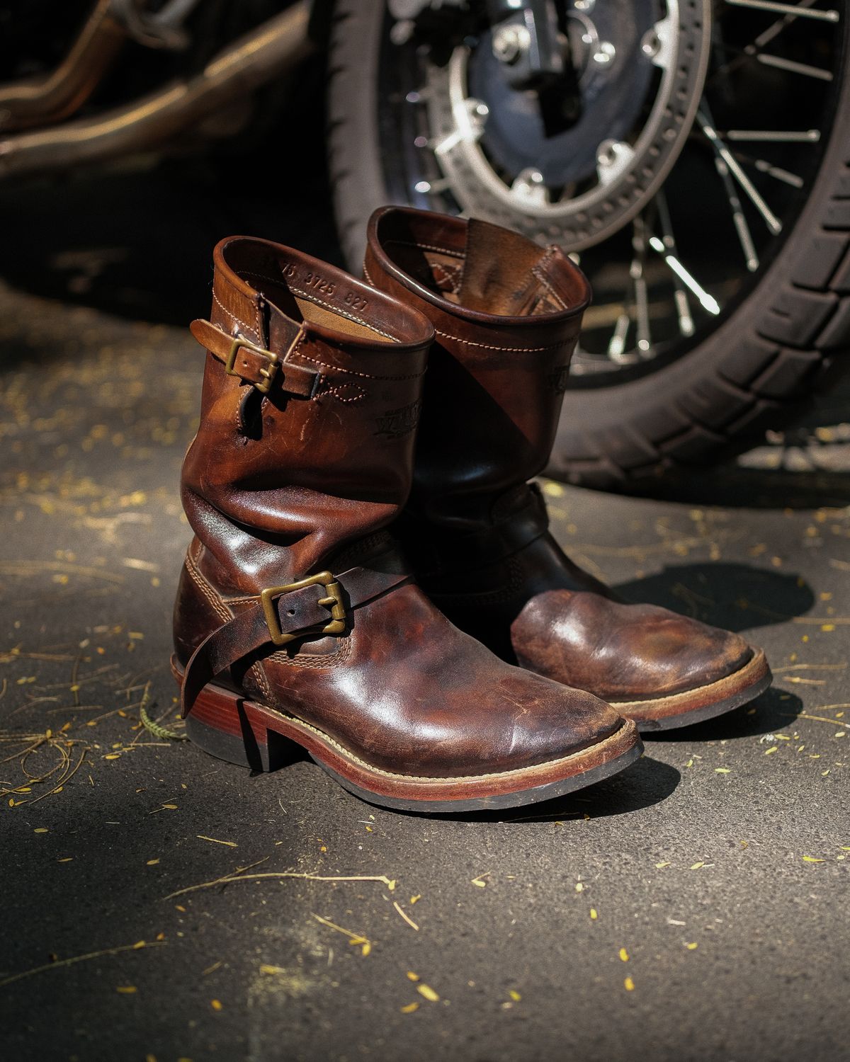 Photo by badbudz on April 5, 2026 of the Willie's Handmade Boots Engineer in Maryam Toscanello Horsebutt Overdyed Black.