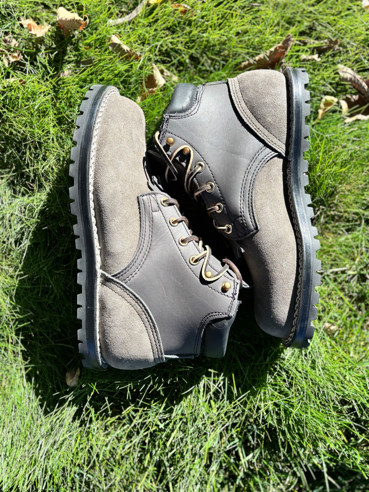 Photo by threepartheart on October 1, 2025 of the Nicks Ridgeline Thurman Zero Drop in 64 Ash Grey.