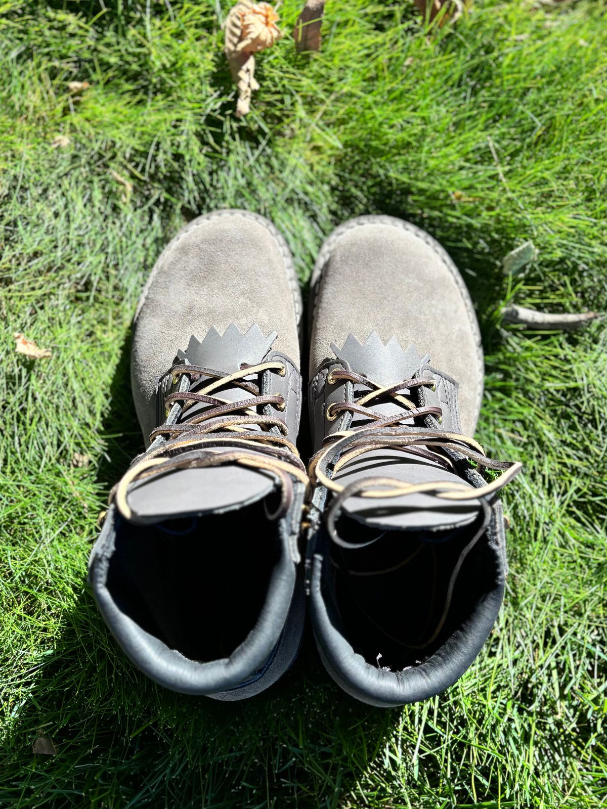 Photo by threepartheart on October 1, 2025 of the Nicks Ridgeline Thurman Zero Drop in 64 Ash Grey.