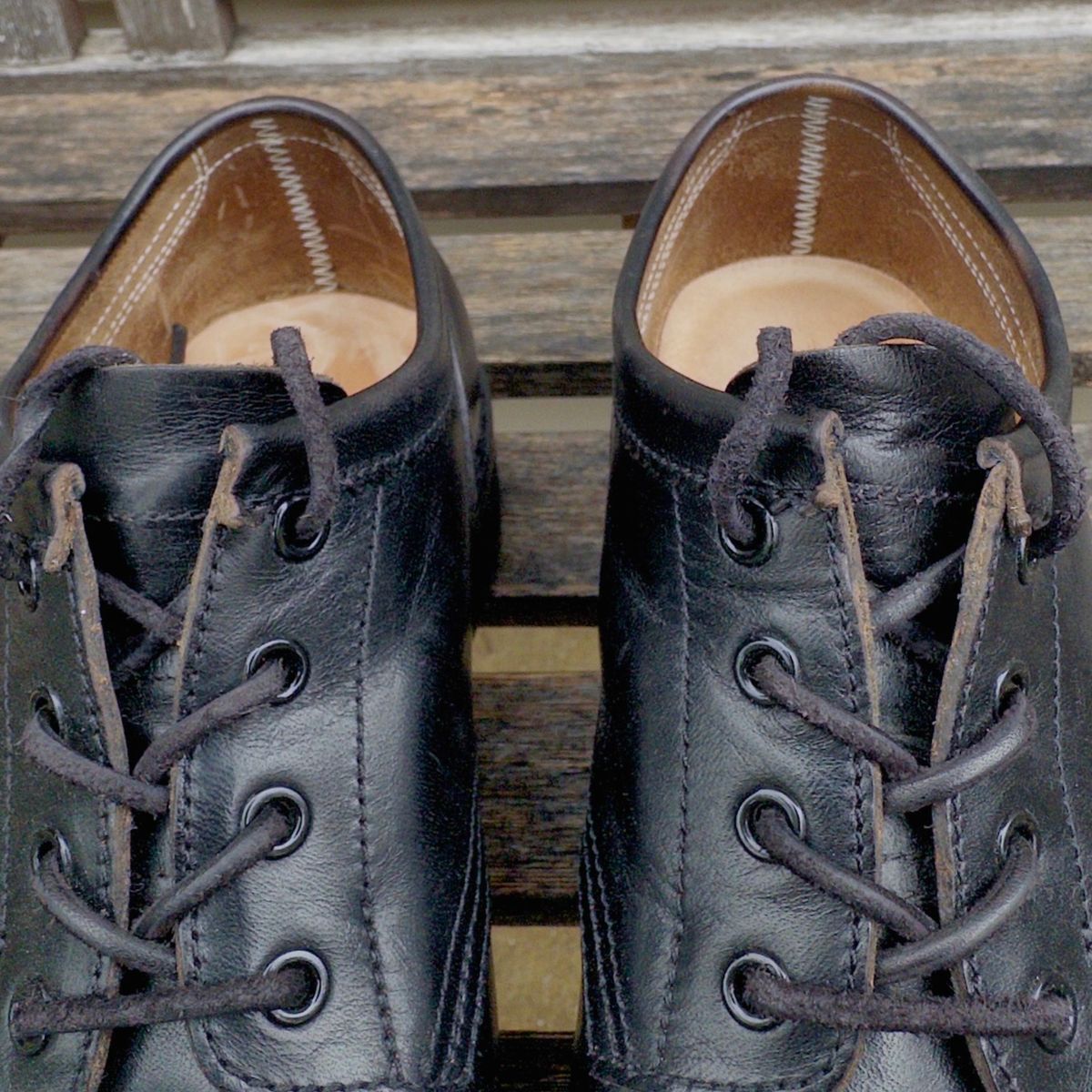 Photo by clausality on November 2, 2025 of the Rolling Dub Trio Coupen Low Moc in Black Horse Front #1020.