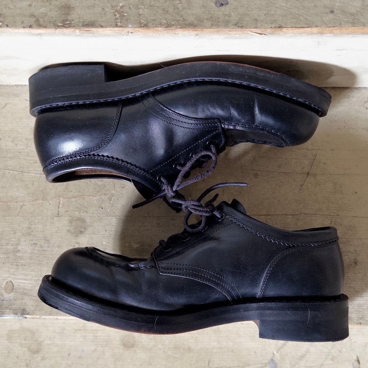 Photo by clausality on December 2, 2025 of the Rolling Dub Trio Coupen Low Moc in Black Horse Front #1020.