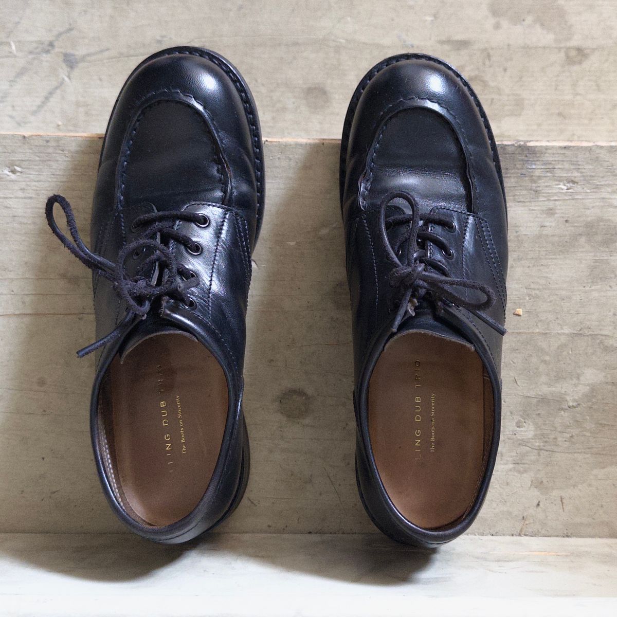 Photo by clausality on December 2, 2025 of the Rolling Dub Trio Coupen Low Moc in Black Horse Front #1020.