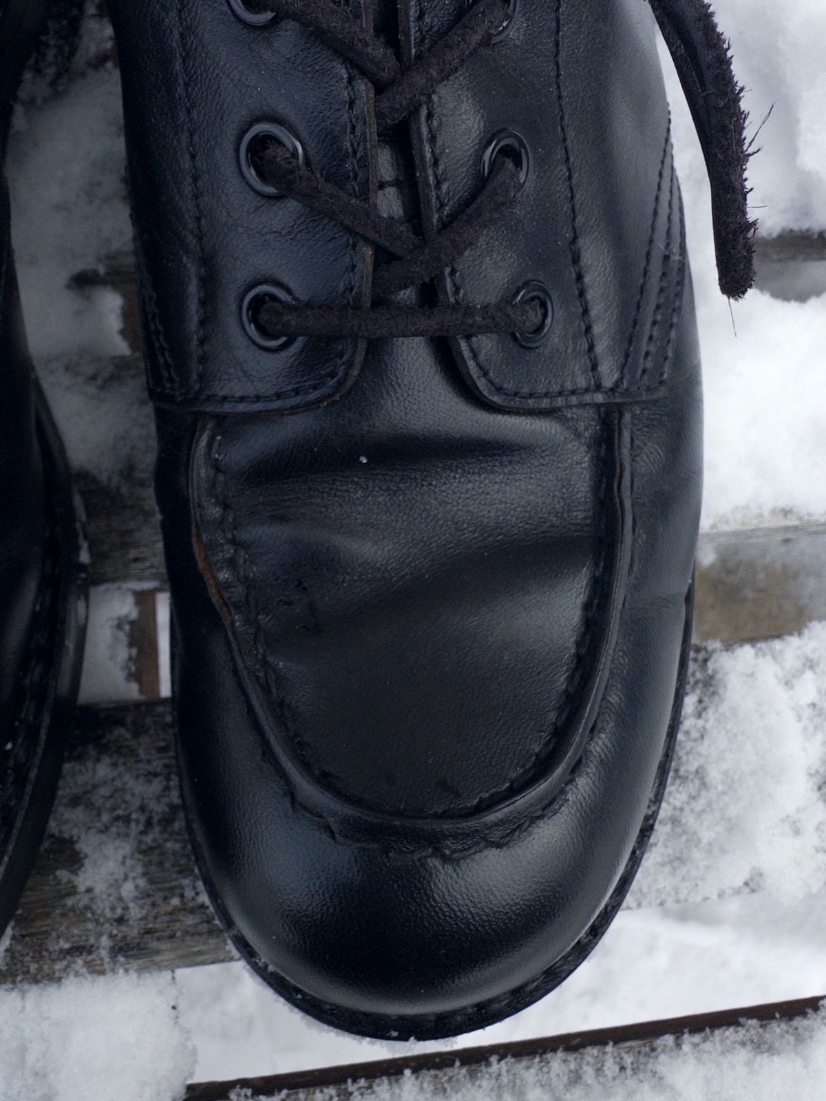 Photo by clausality on December 2, 2025 of the Rolling Dub Trio Coupen Low Moc in Black Horse Front #1020.