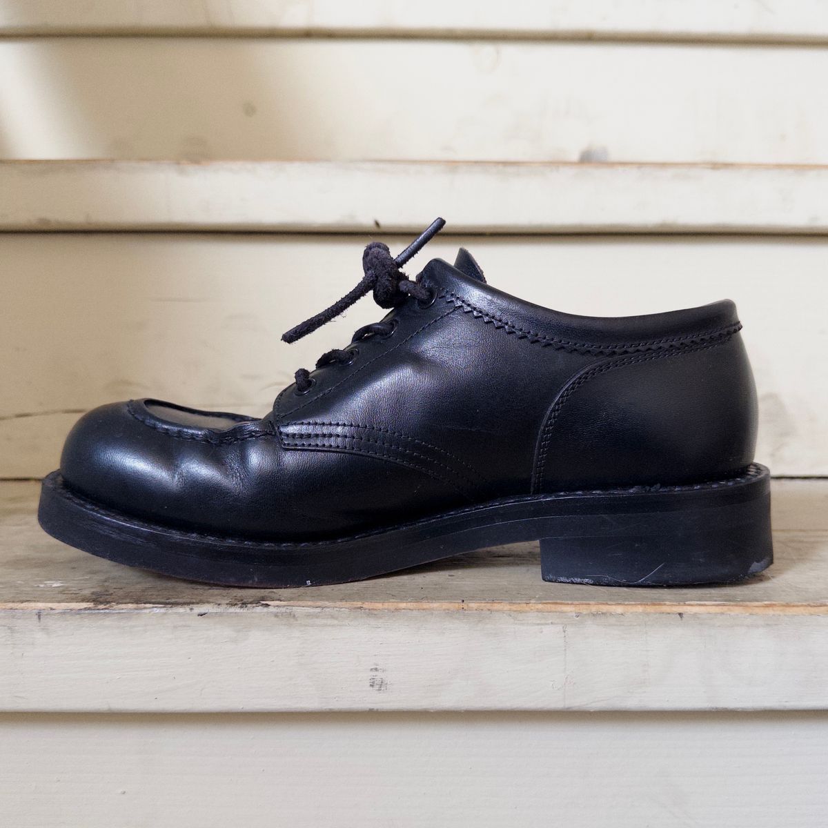 Photo by clausality on December 2, 2025 of the Rolling Dub Trio Coupen Low Moc in Black Horse Front #1020.