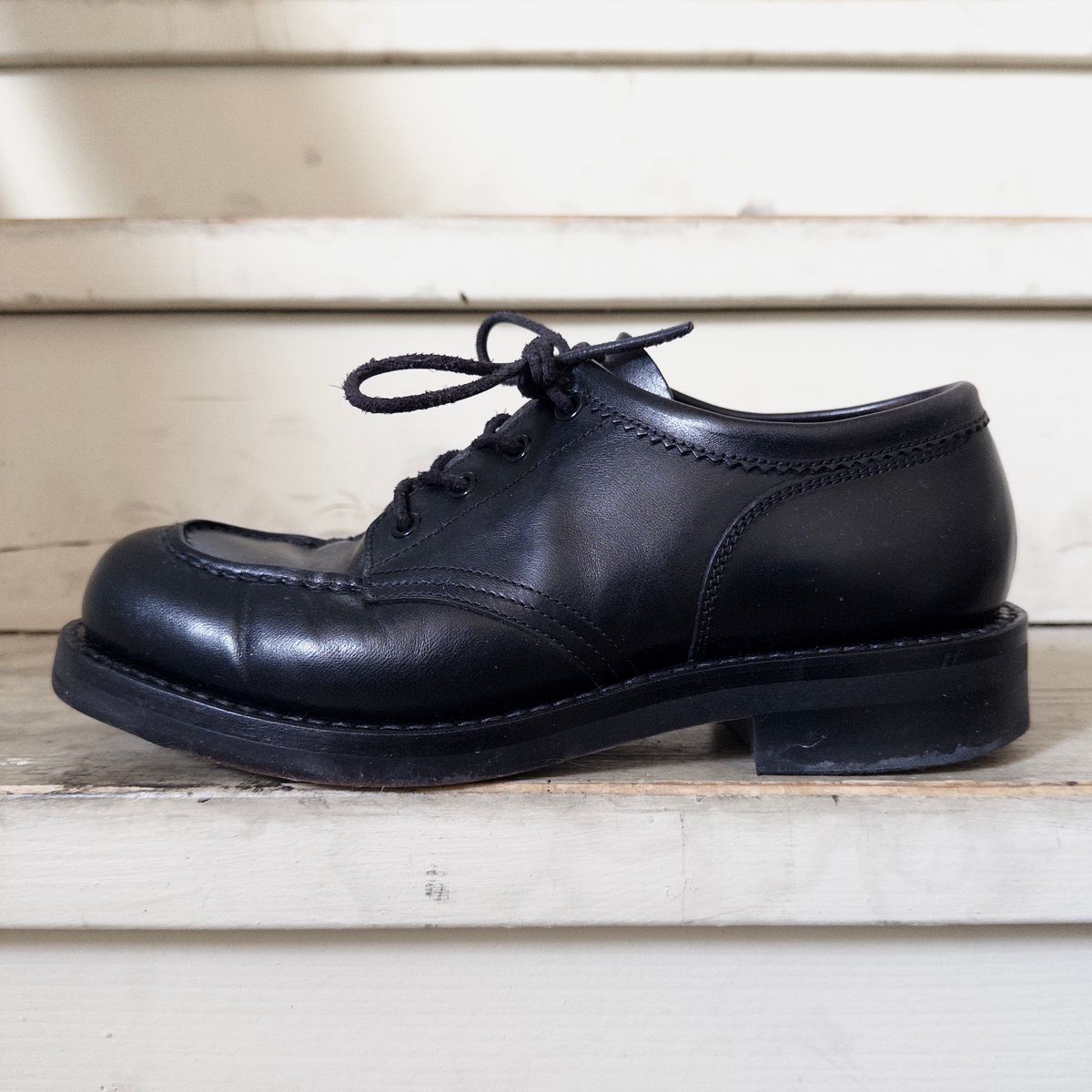 Photo by clausality on December 2, 2025 of the Rolling Dub Trio Coupen Low Moc in Black Horse Front #1020.