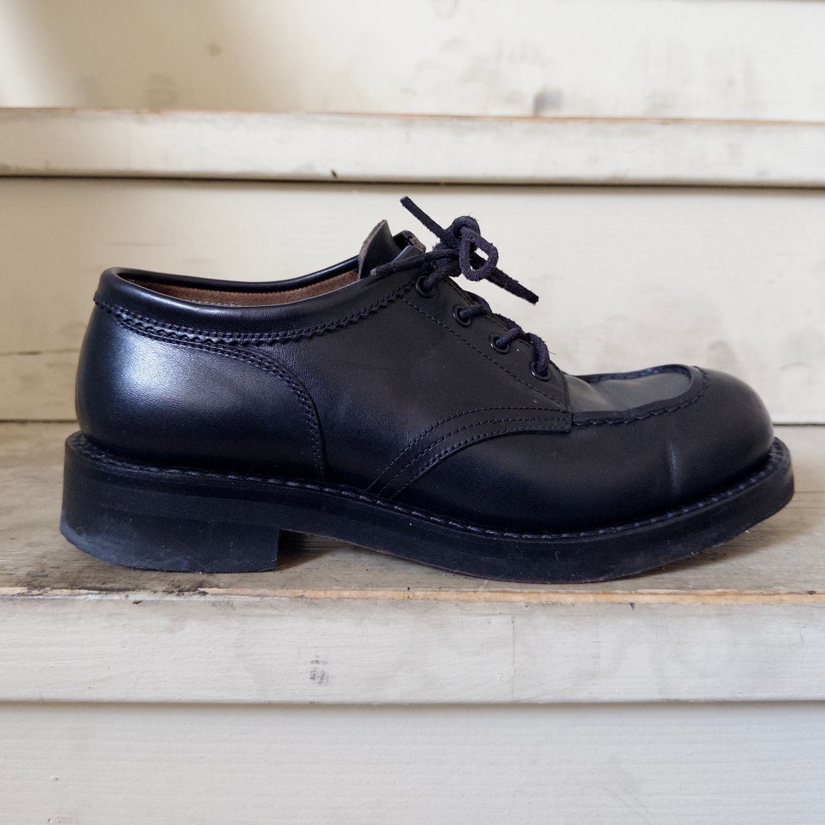 Photo by clausality on December 2, 2025 of the Rolling Dub Trio Coupen Low Moc in Black Horse Front #1020.