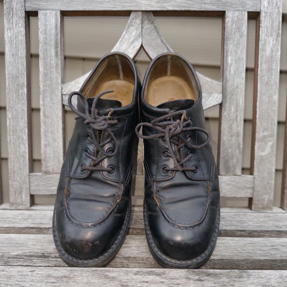 Photo by clausality on April 2, 2026 of the Rolling Dub Trio Coupen Low Moc in Black Horse Front #1020.