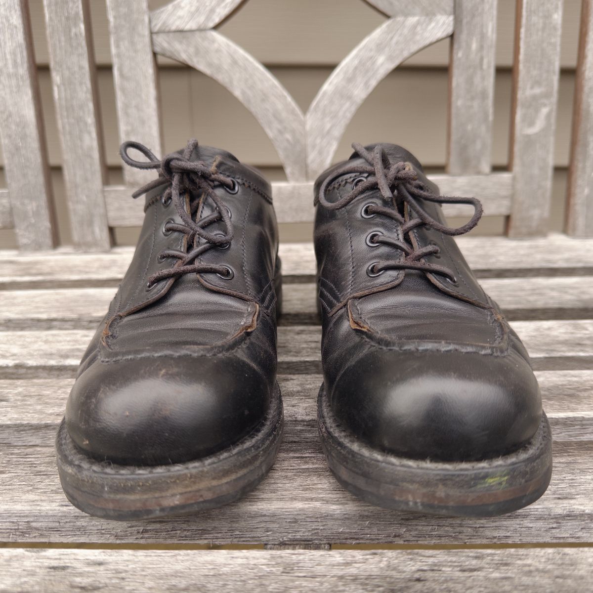 Photo by clausality on April 2, 2026 of the Rolling Dub Trio Coupen Low Moc in Black Horse Front #1020.