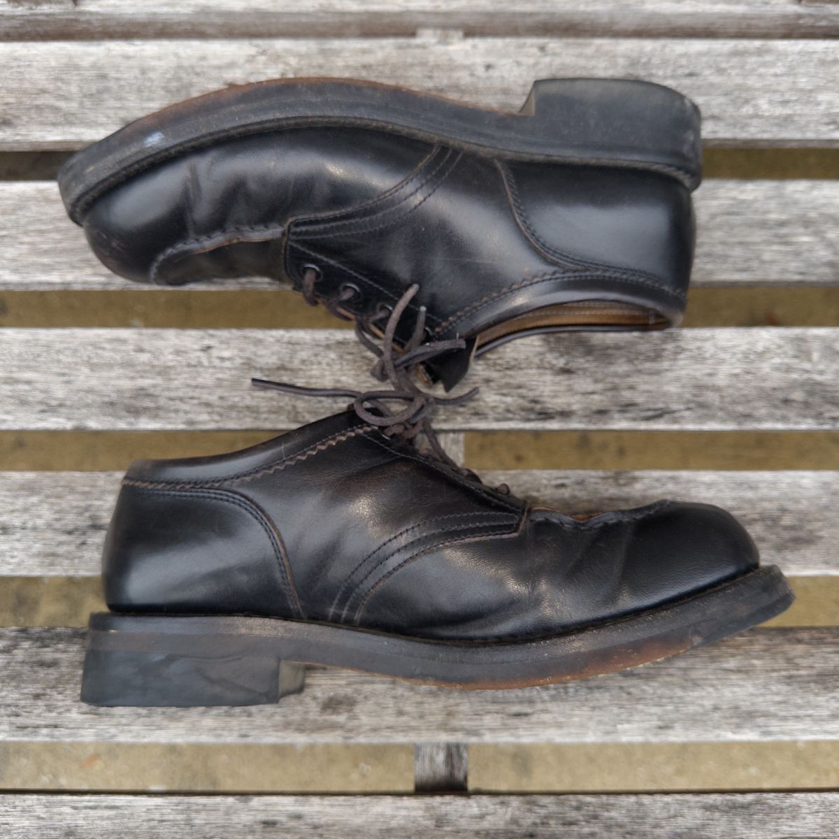 Photo by clausality on April 2, 2026 of the Rolling Dub Trio Coupen Low Moc in Black Horse Front #1020.